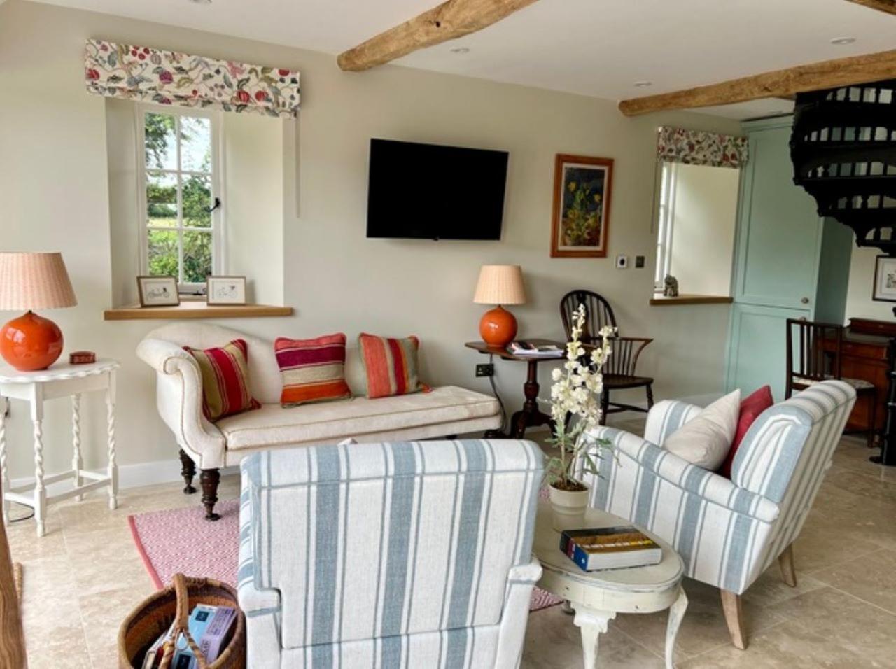 Idyllic Secluded Hideaway With Countryside Views On The Edge Of The Cotswolds Villa Hailey ภายนอก รูปภาพ